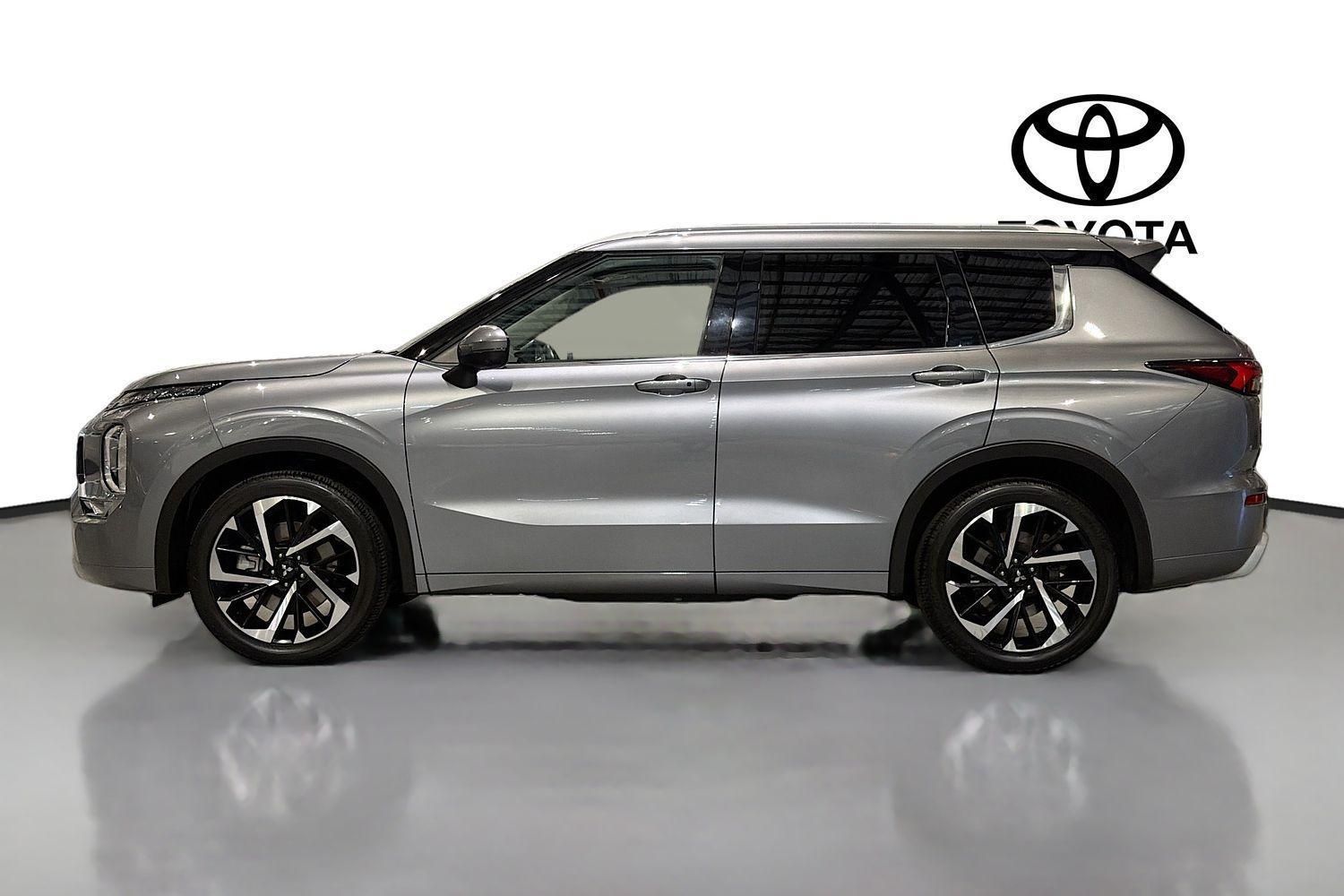 2023 Mitsubishi Outlander Exceed in Grey