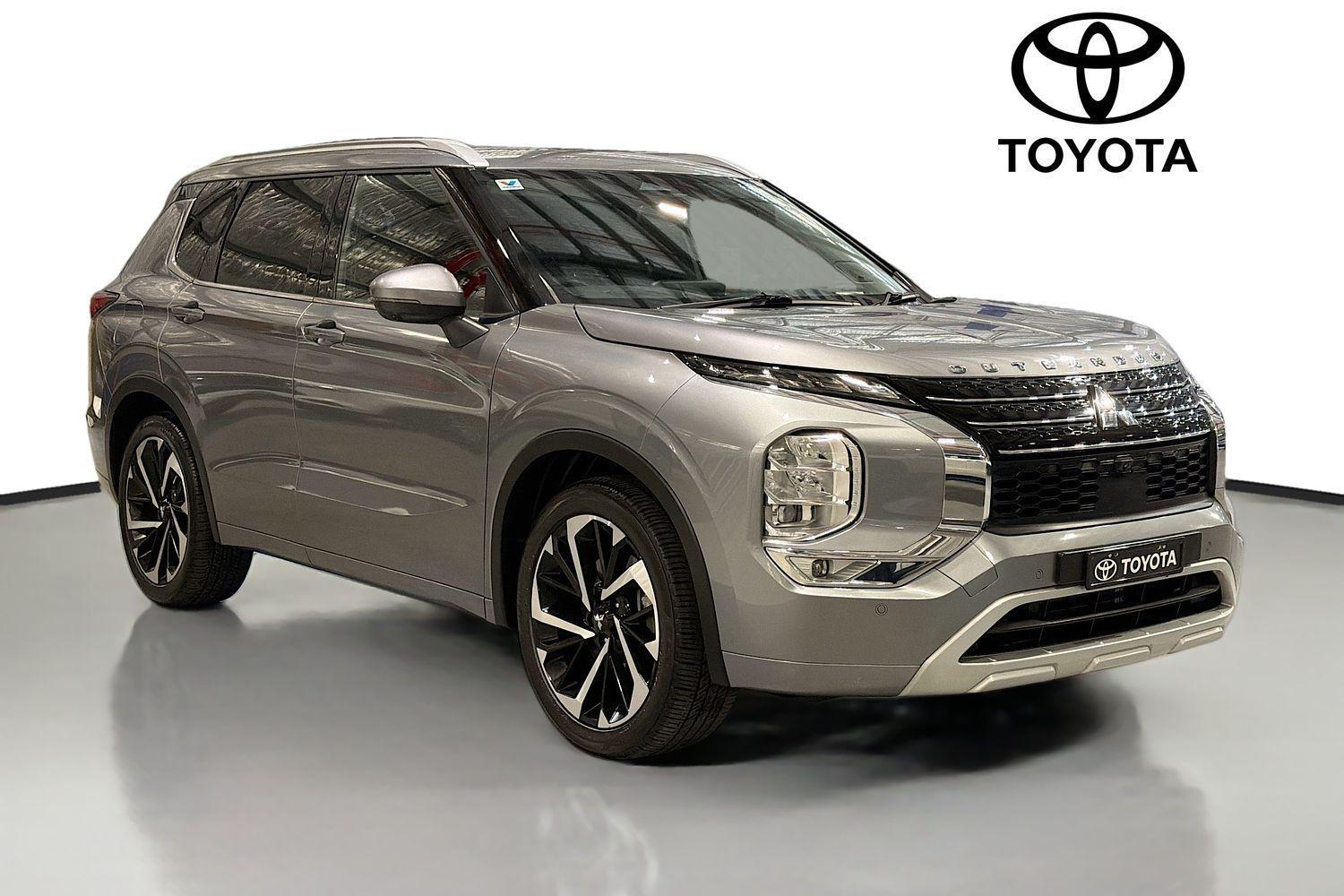 2023 Mitsubishi Outlander Exceed in Grey