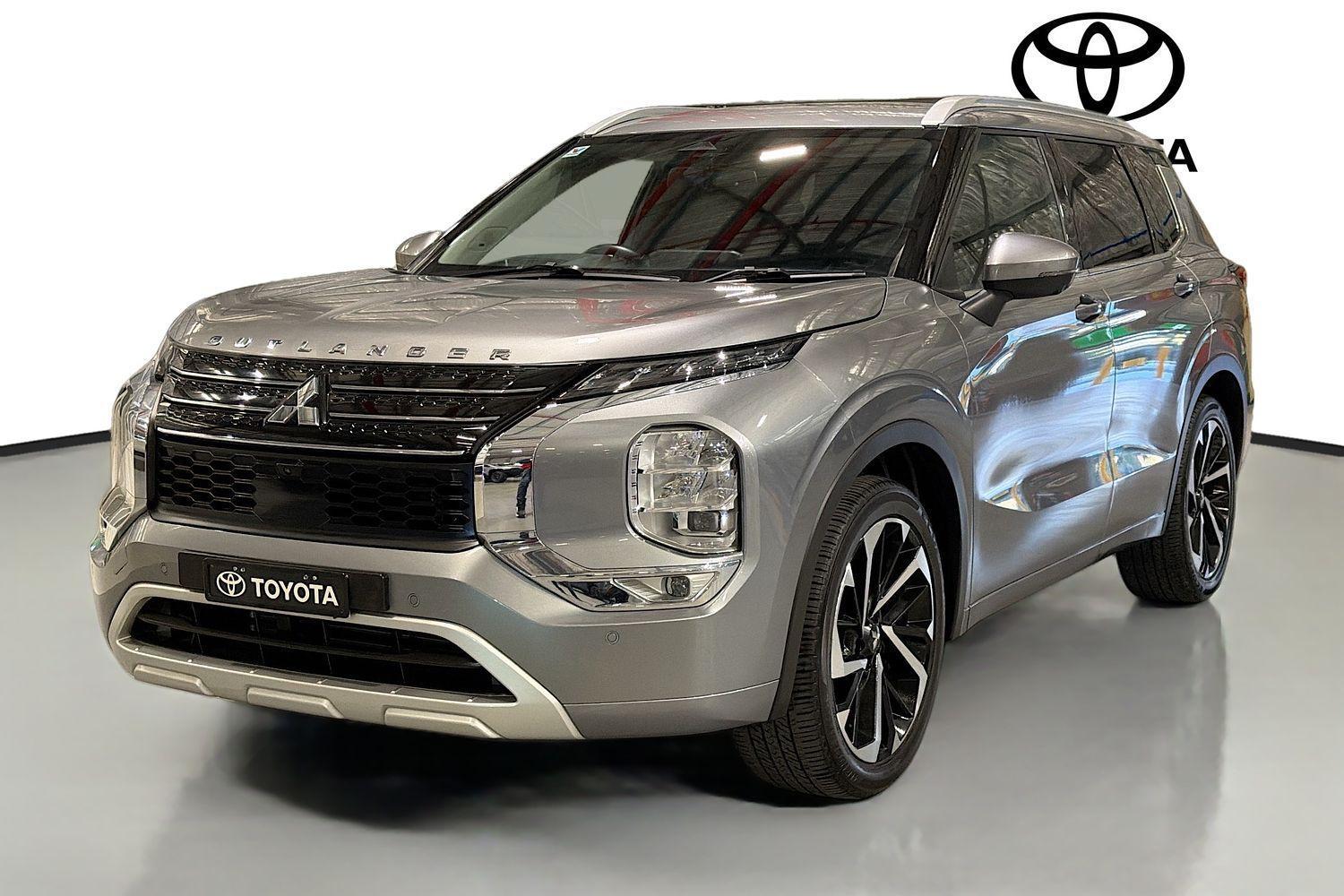 2023 Mitsubishi Outlander Exceed in Grey