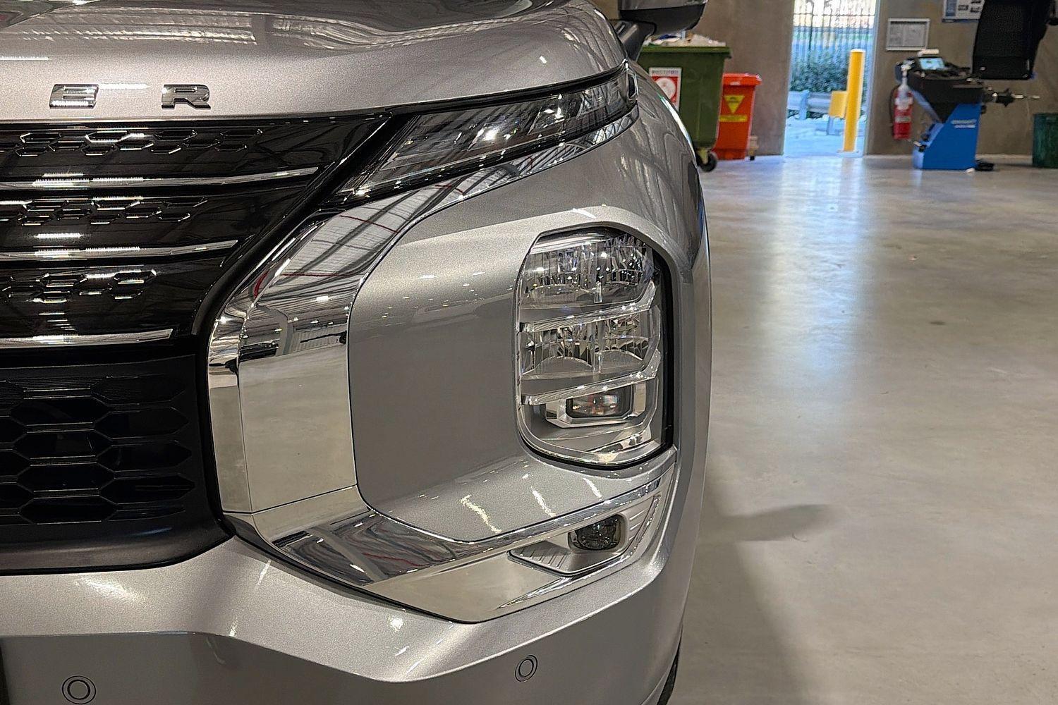 2023 Mitsubishi Outlander Exceed in Grey