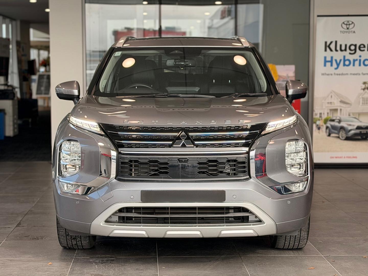 2023 Mitsubishi Outlander Exceed in Grey