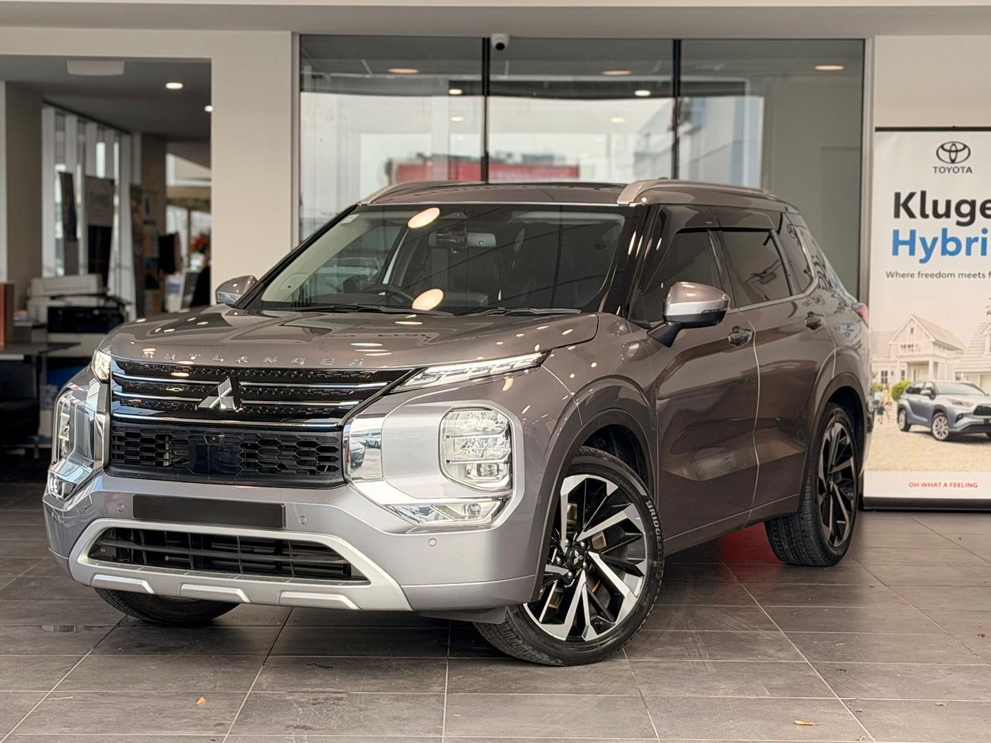 2023 Mitsubishi Outlander Exceed in Grey