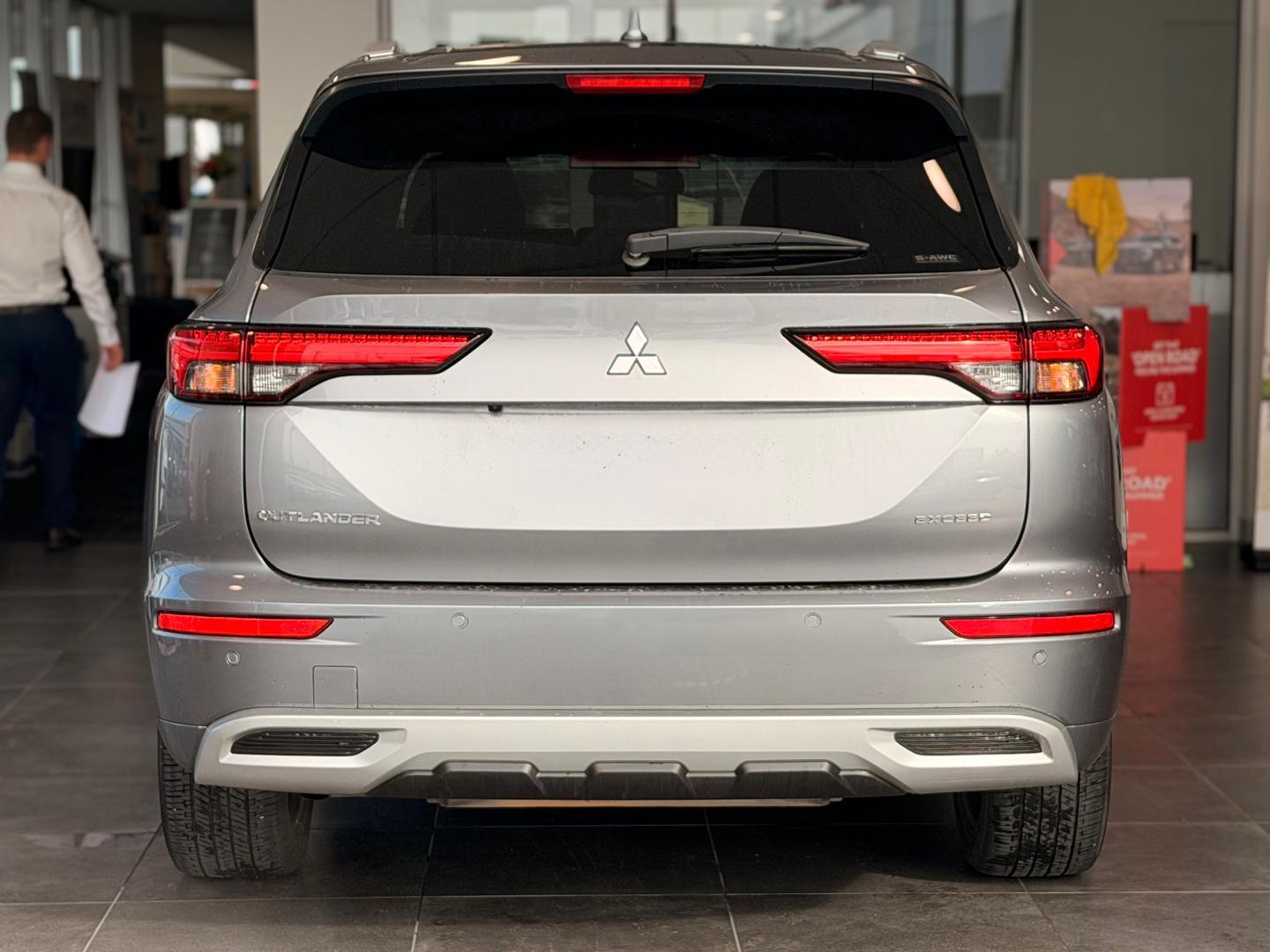 2023 Mitsubishi Outlander Exceed in Grey