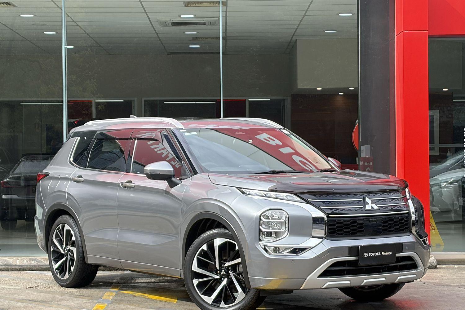 2023 Mitsubishi Outlander Exceed in Grey