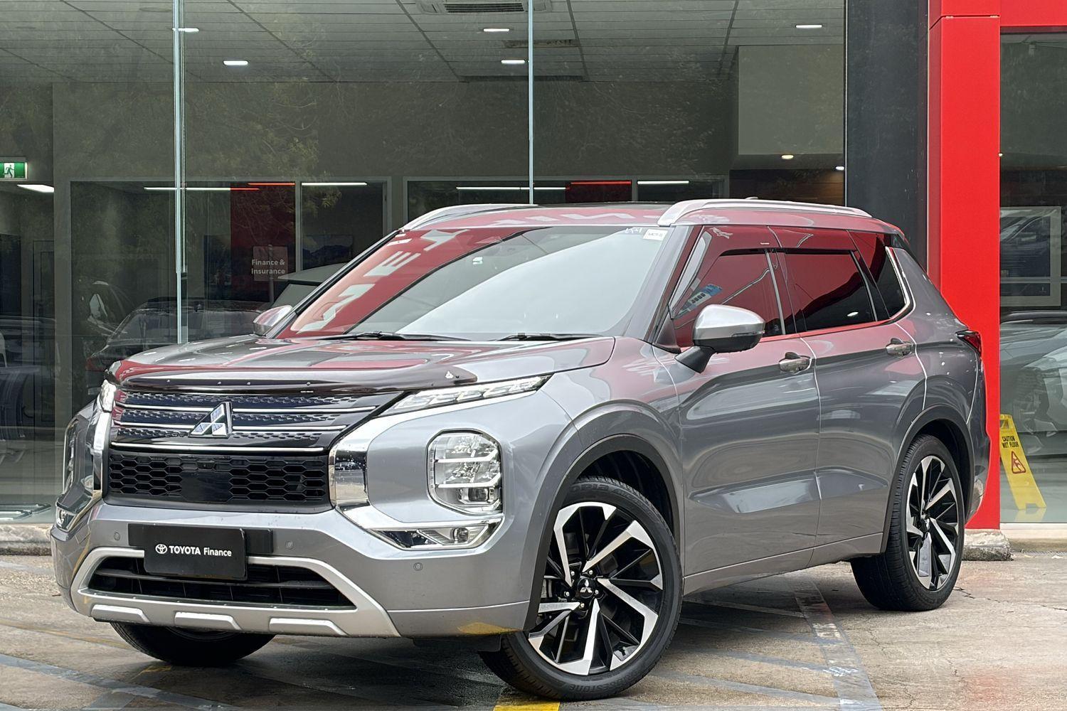 2023 Mitsubishi Outlander Exceed in Grey