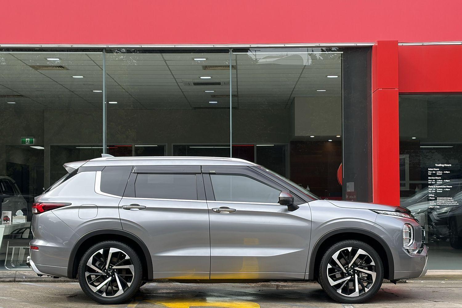 2023 Mitsubishi Outlander Exceed in Grey