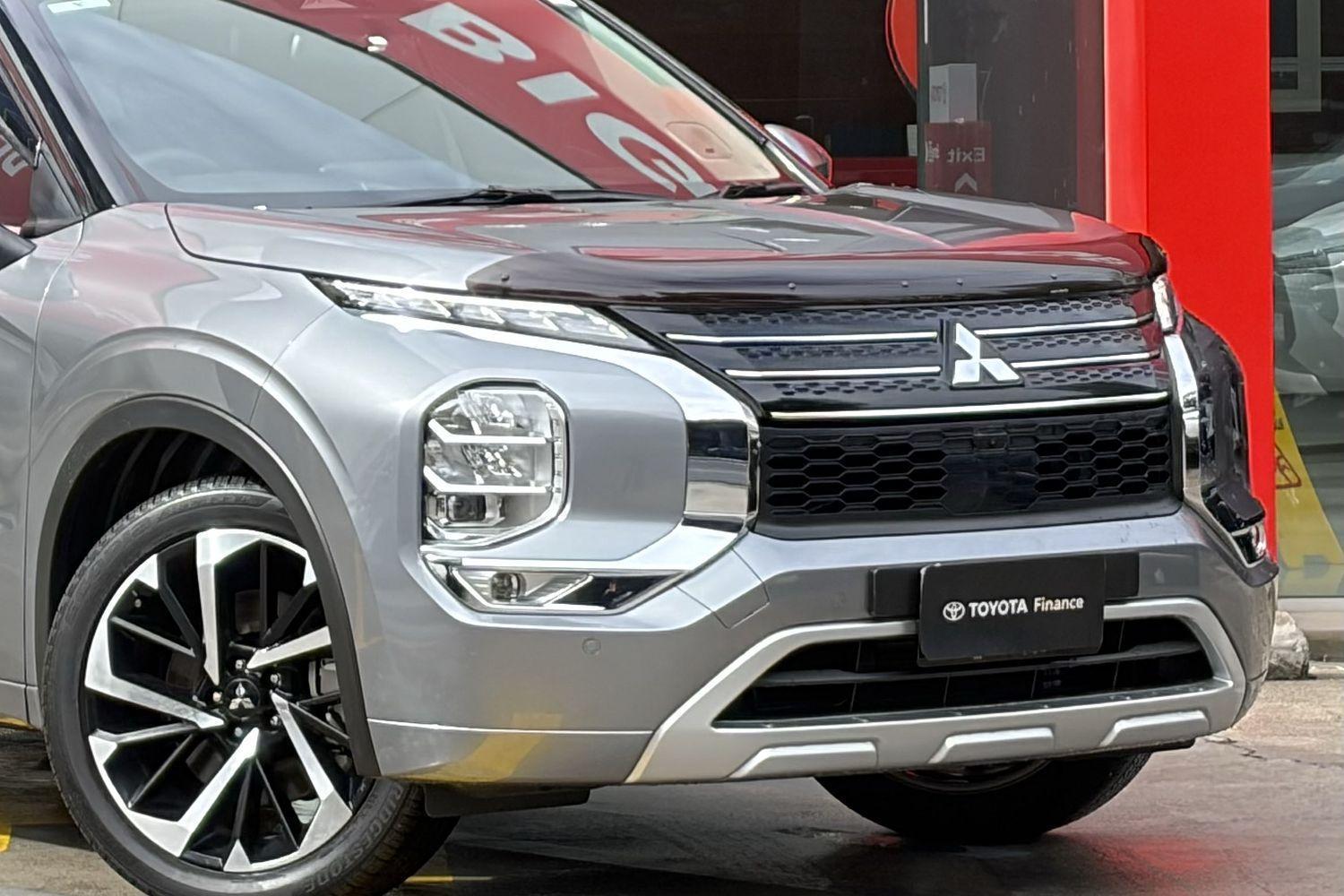 2023 Mitsubishi Outlander Exceed in Grey