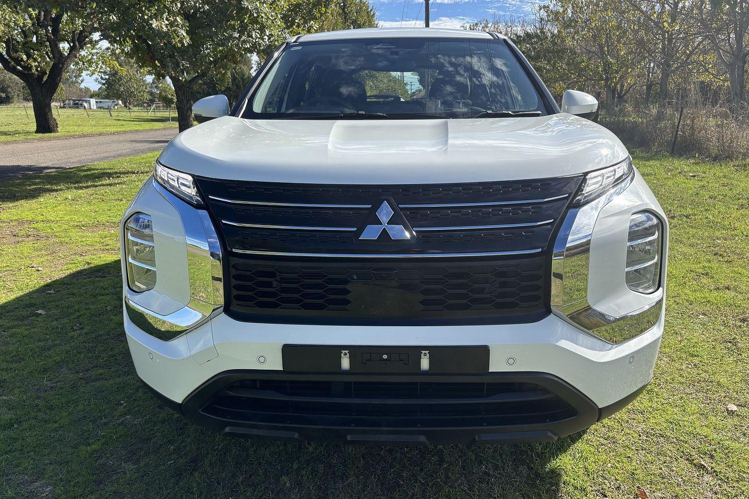2023 Mitsubishi Outlander ES in Other