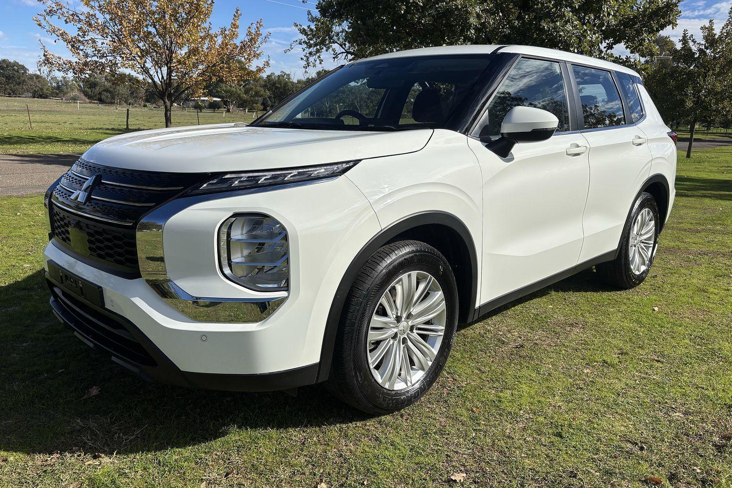 2023 Mitsubishi Outlander ES in Other