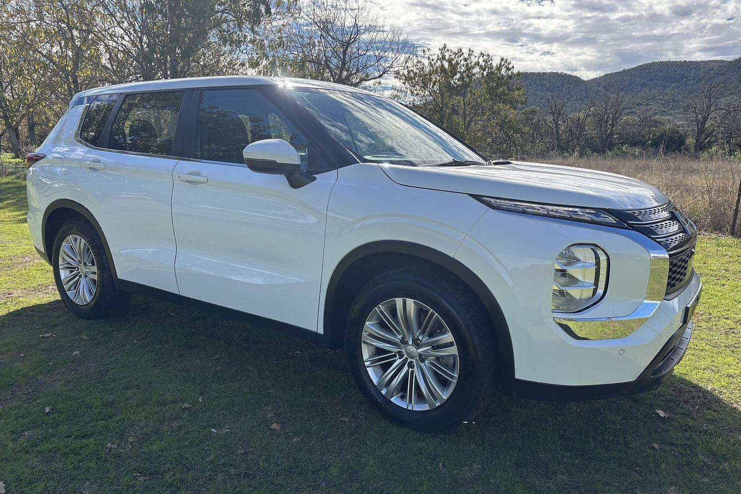 2023 Mitsubishi Outlander ES in Other