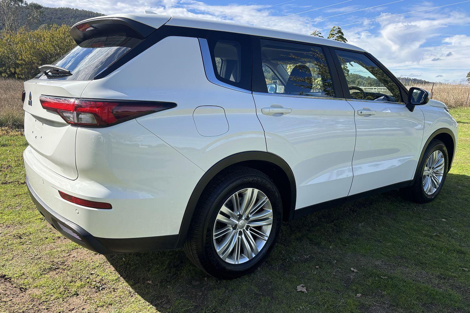 2023 Mitsubishi Outlander ES in Other