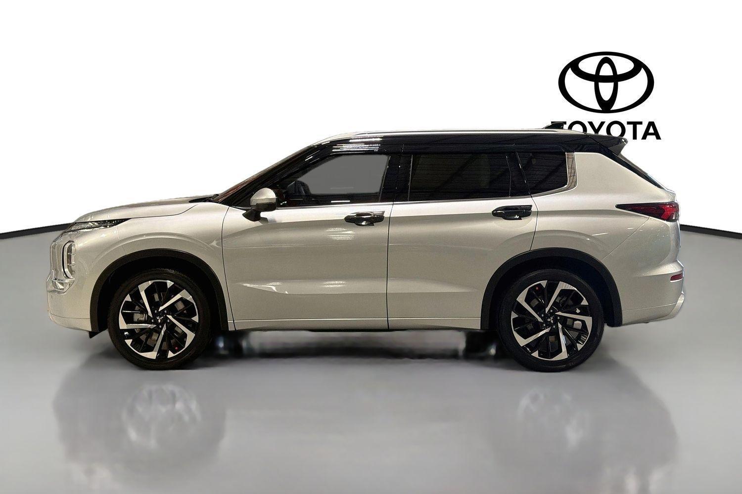 2023 Mitsubishi Outlander Exceed Tourer in Silver