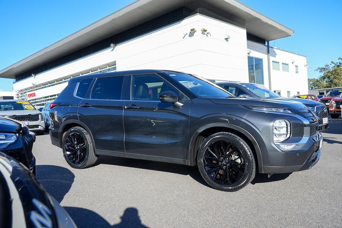 2024 Mitsubishi Outlander Black Edition in Grey