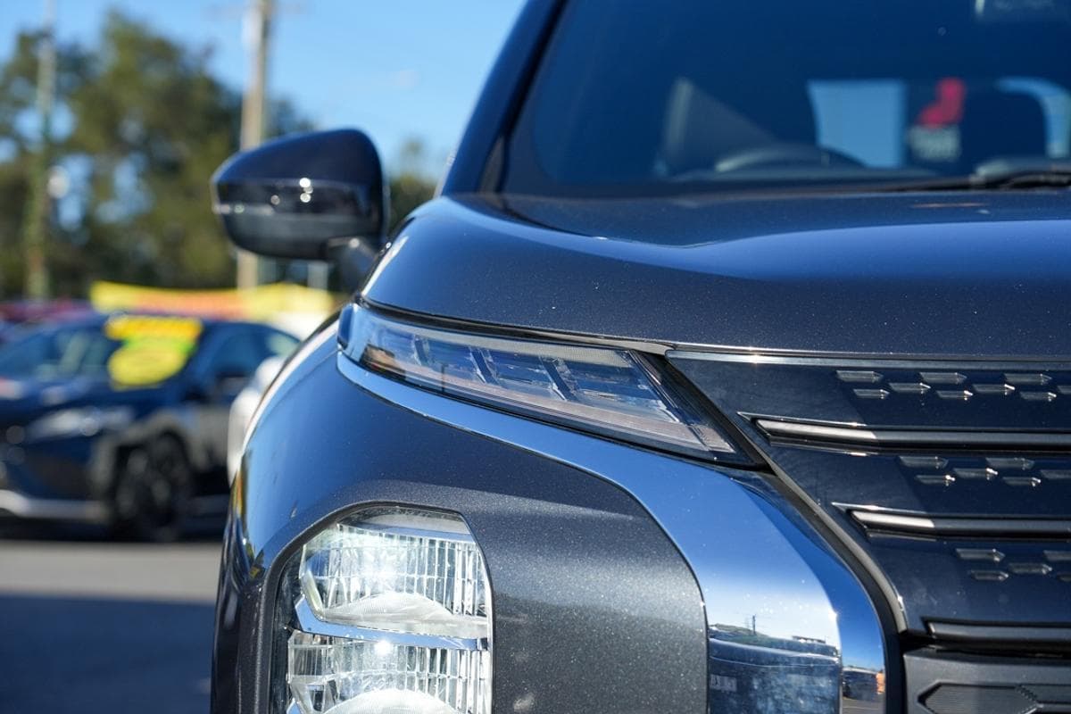 2024 Mitsubishi Outlander Black Edition in Grey