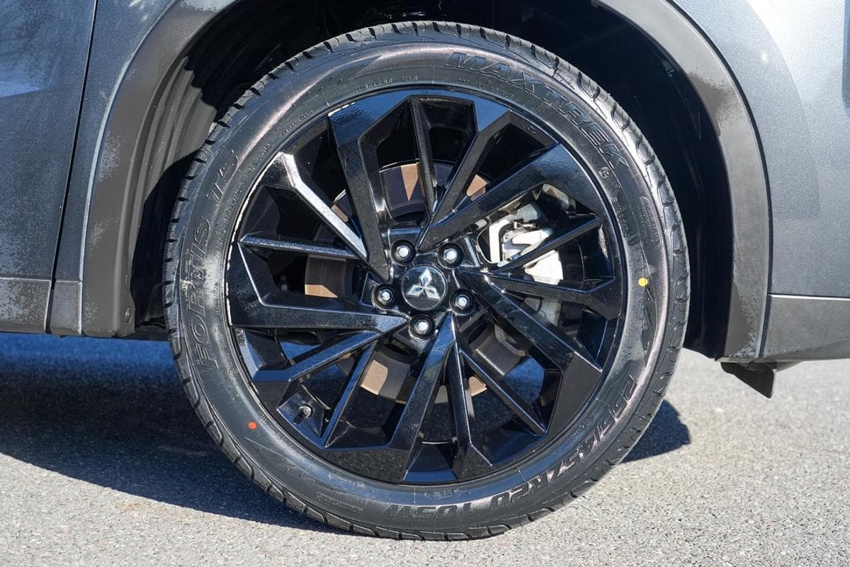2024 Mitsubishi Outlander Black Edition in Grey