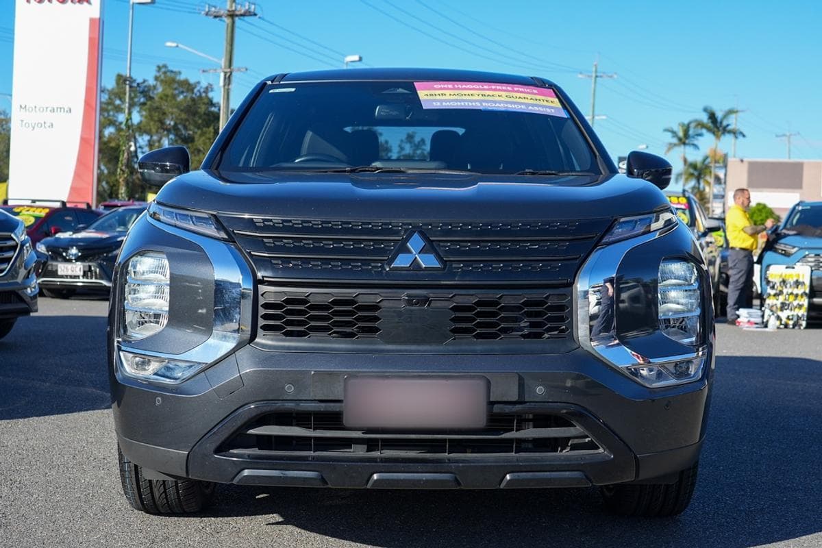 2024 Mitsubishi Outlander Black Edition in Grey
