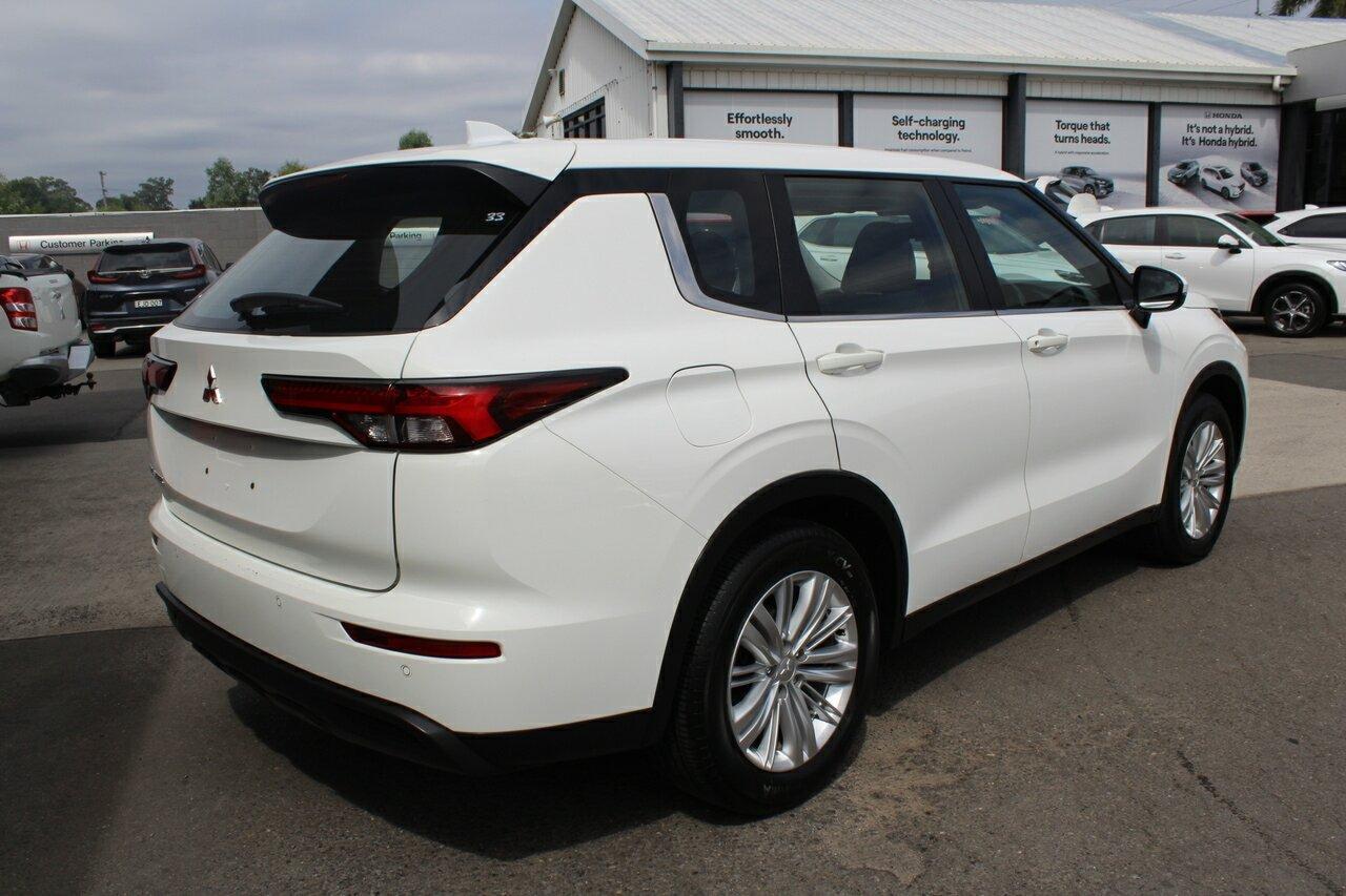 2024 Mitsubishi Outlander ES in White