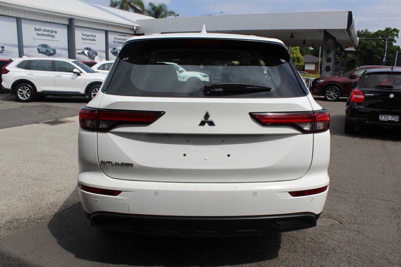 2024 Mitsubishi Outlander ES in White