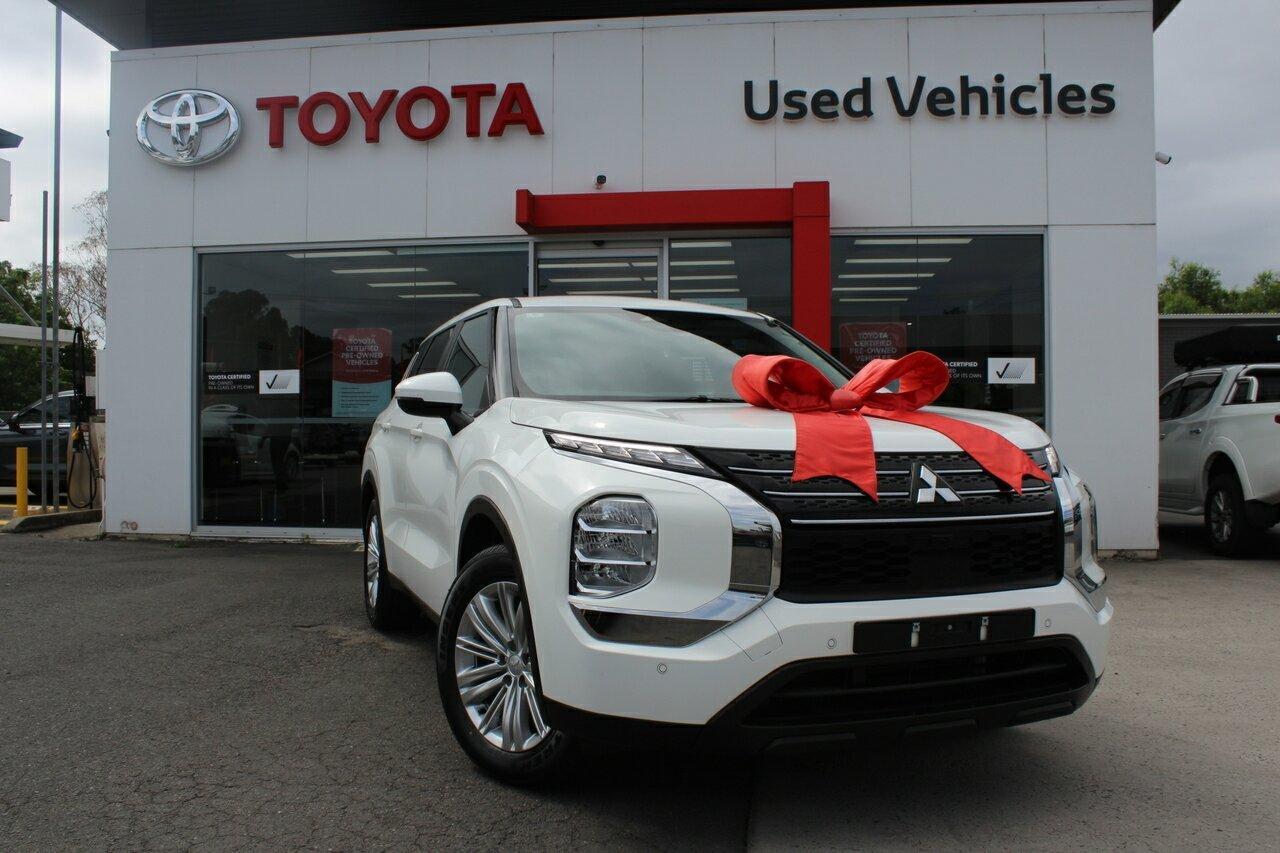 2024 Mitsubishi Outlander ES in White