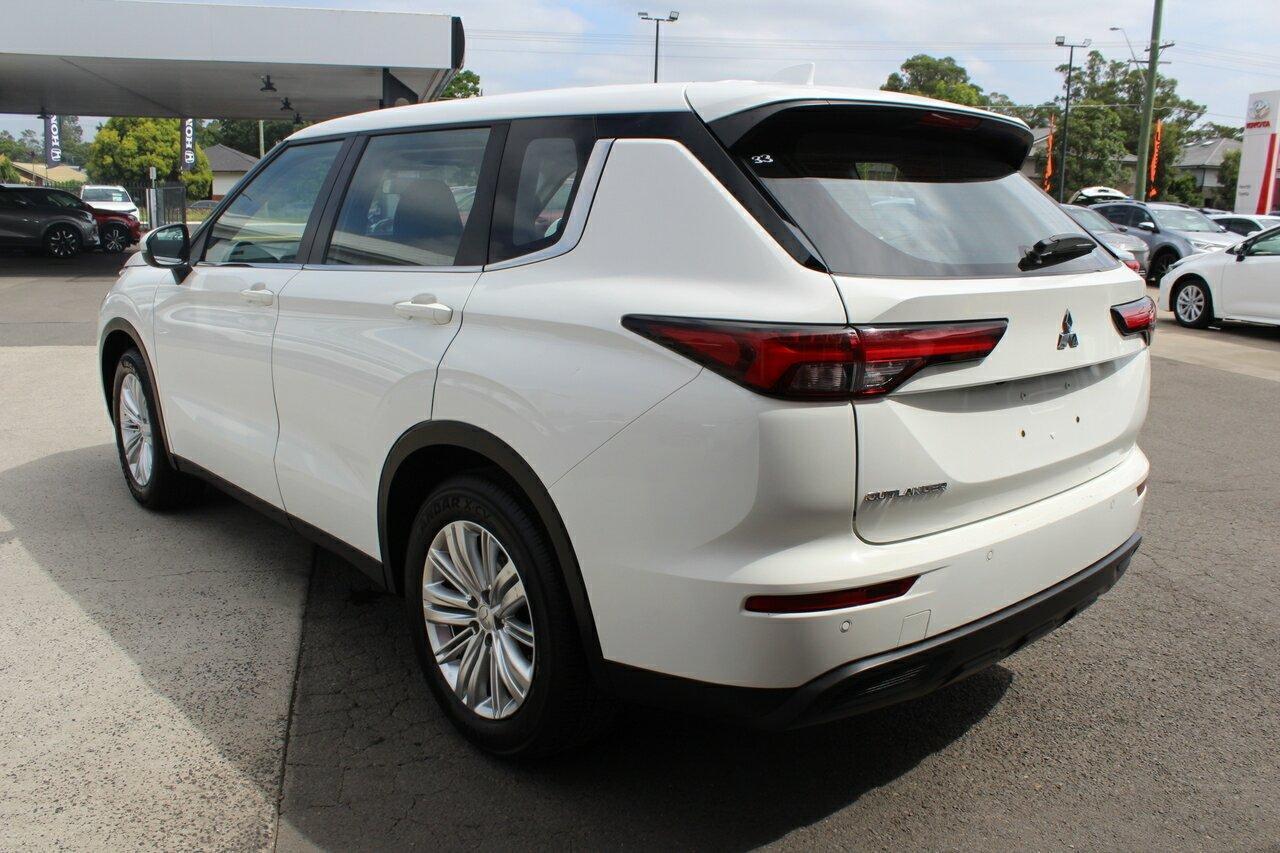 2024 Mitsubishi Outlander ES in White