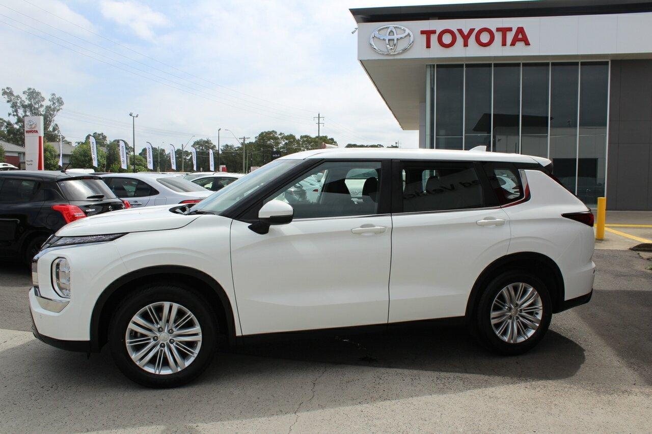 2024 Mitsubishi Outlander ES in White