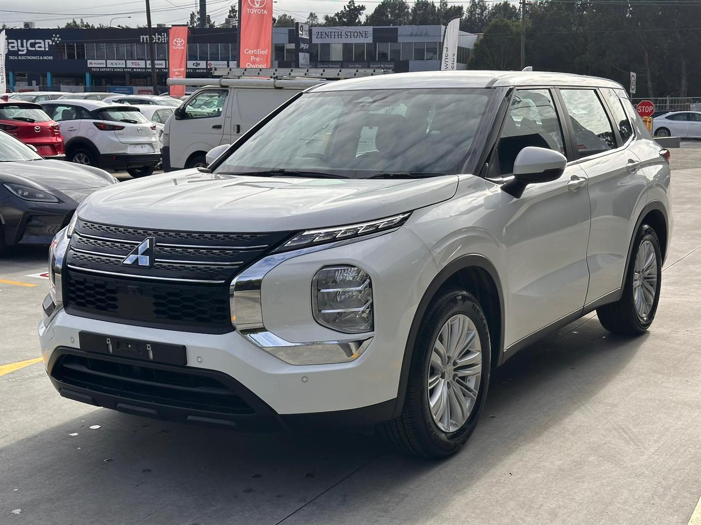 2024 Mitsubishi Outlander ES in White