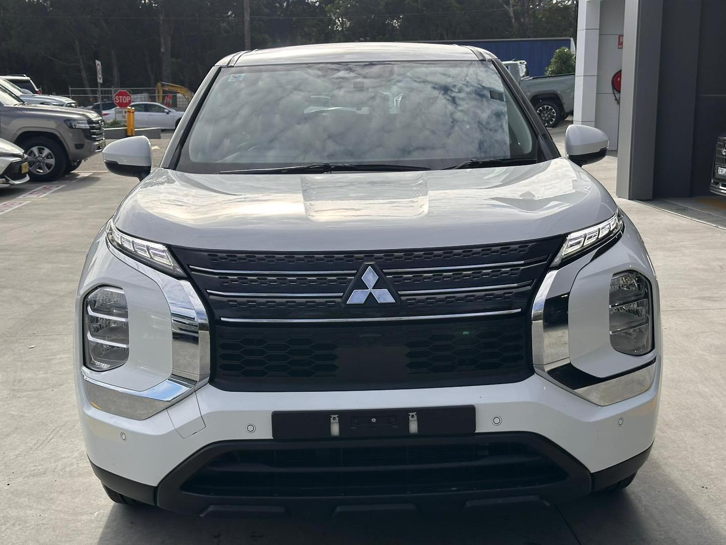 2024 Mitsubishi Outlander ES in White