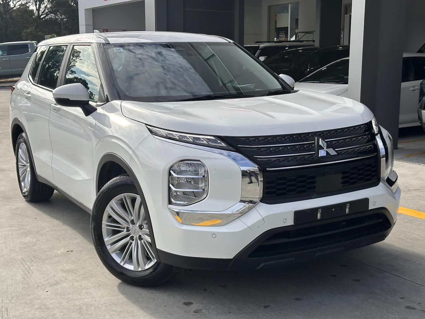 2024 Mitsubishi Outlander ES in White