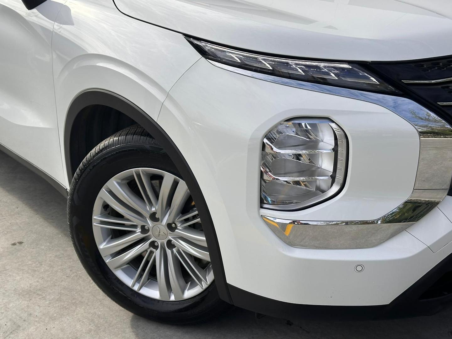 2024 Mitsubishi Outlander ES in White