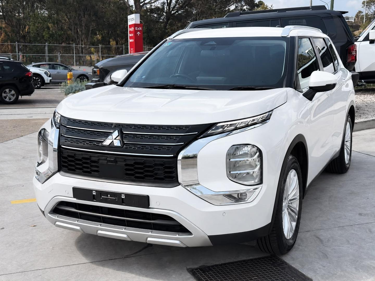 2024 Mitsubishi Outlander ES in White