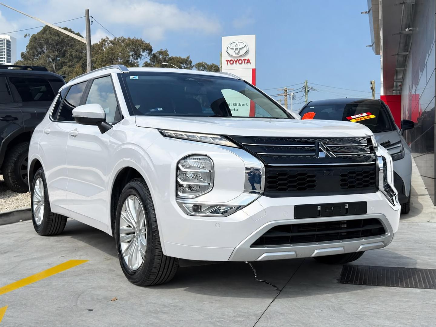 2024 Mitsubishi Outlander ES in White