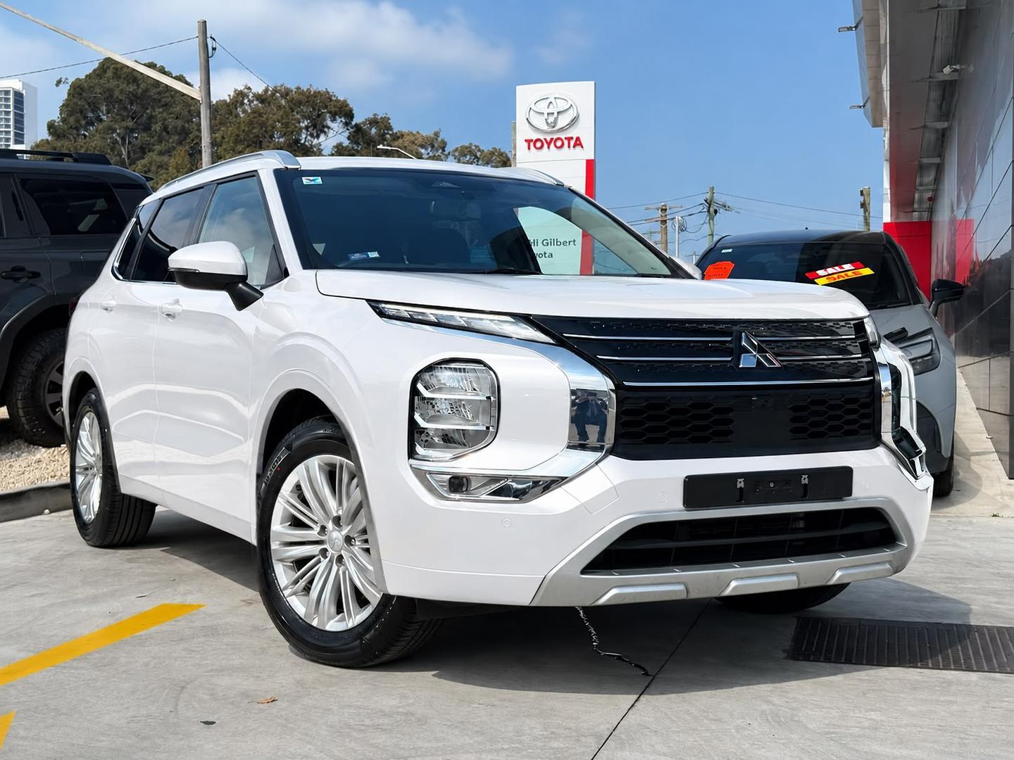 2024 Mitsubishi Outlander ES in White