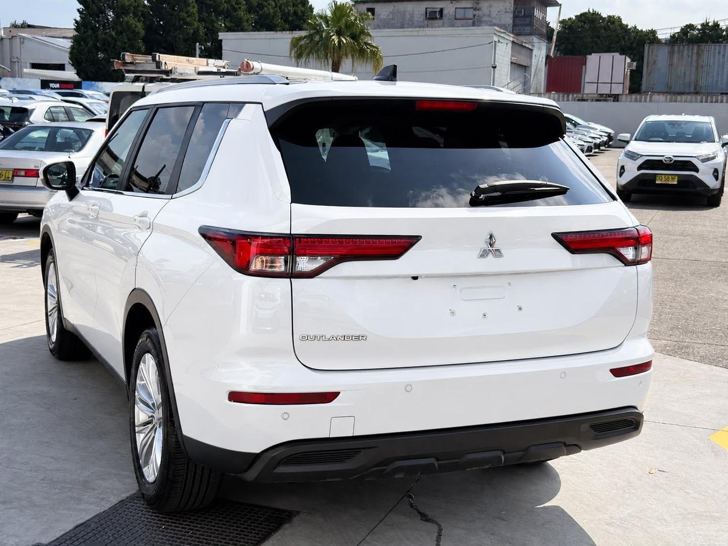2024 Mitsubishi Outlander ES in White