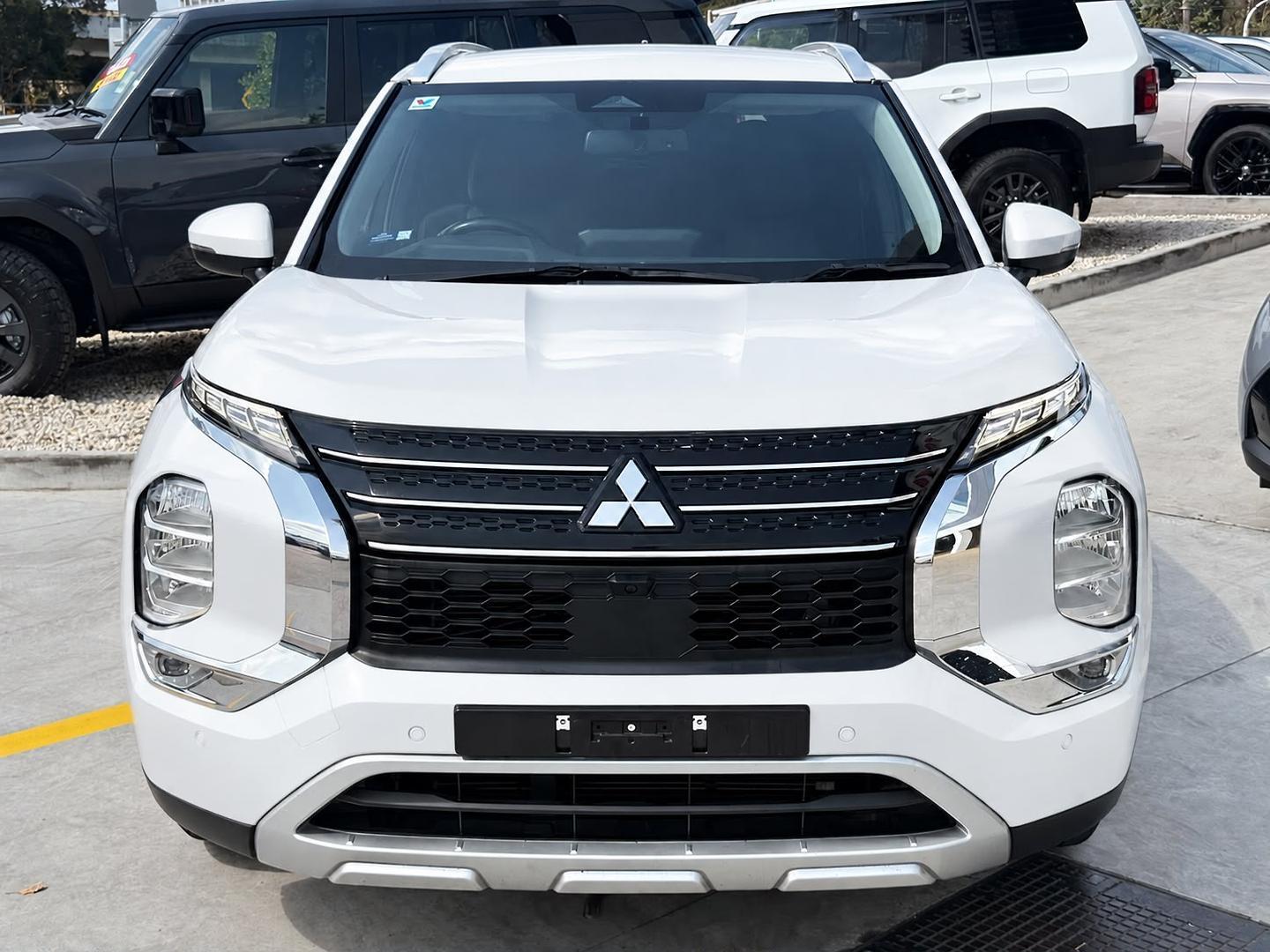 2024 Mitsubishi Outlander ES in White