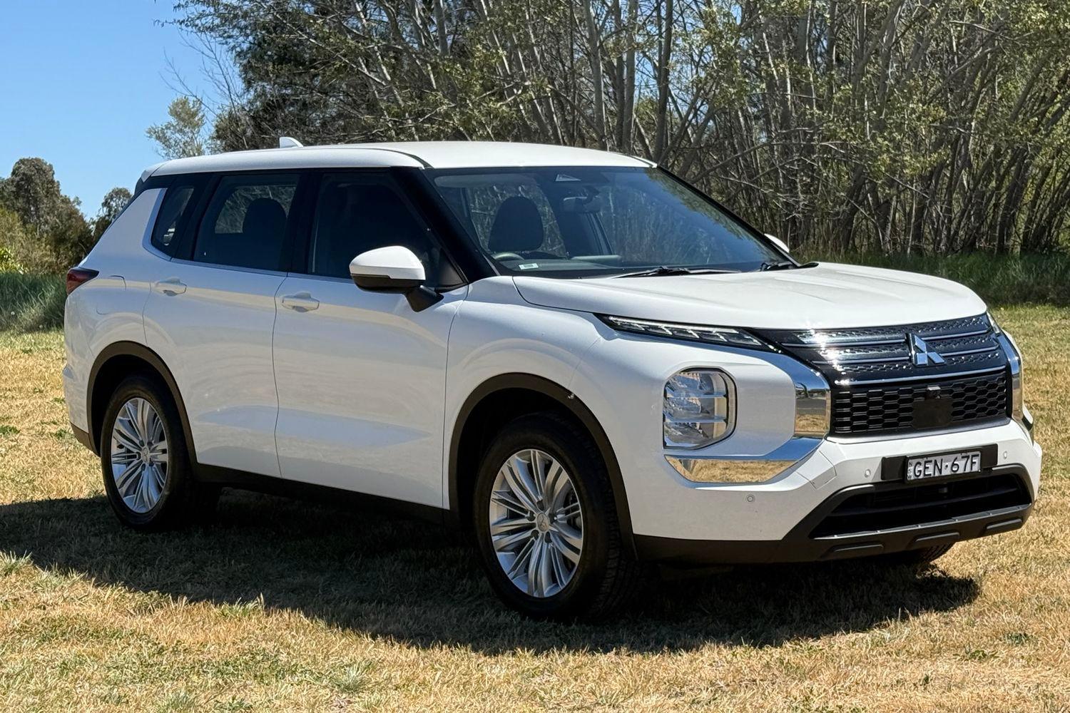 2024 Mitsubishi Outlander ES in White