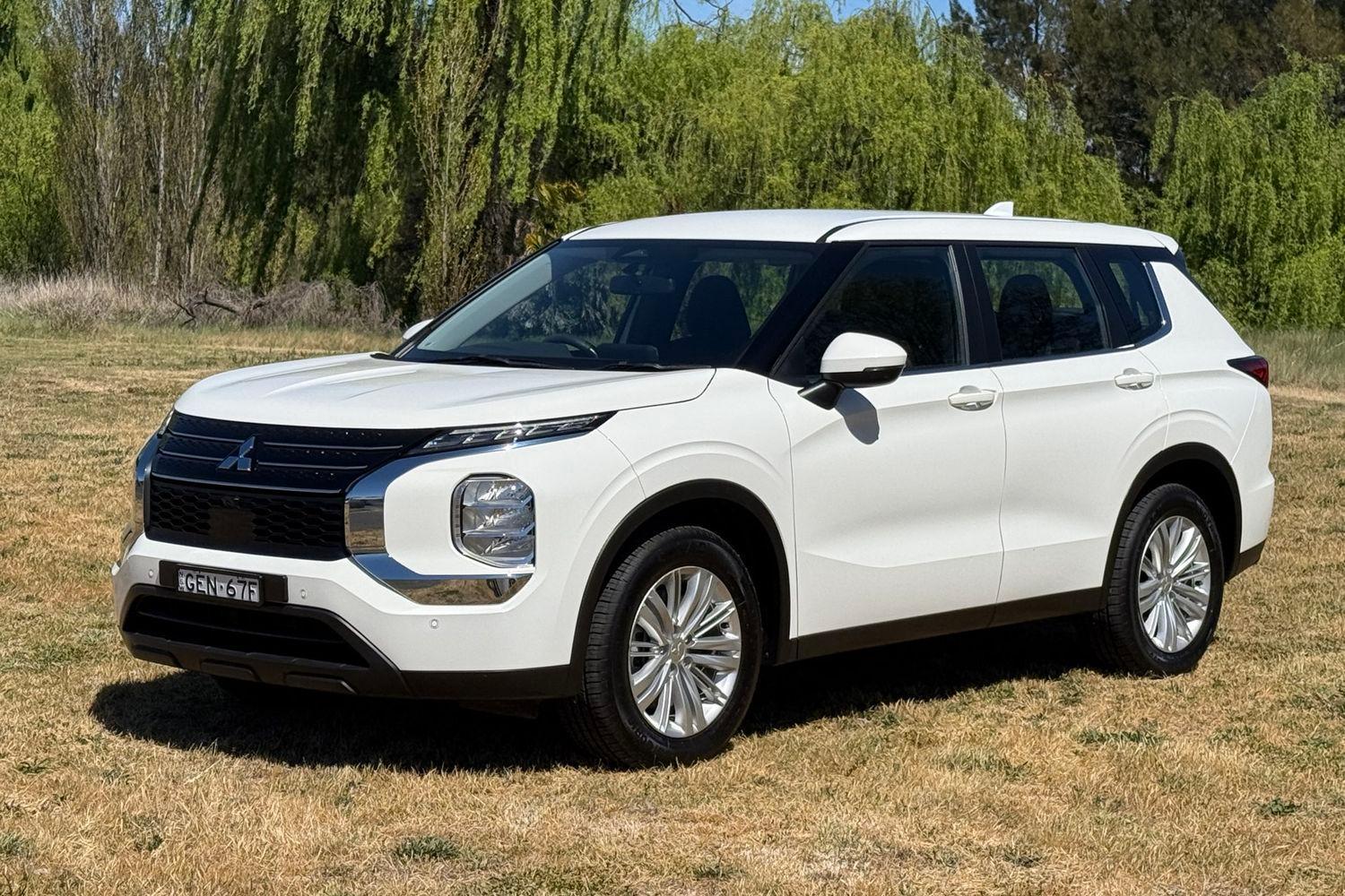 2024 Mitsubishi Outlander ES in White