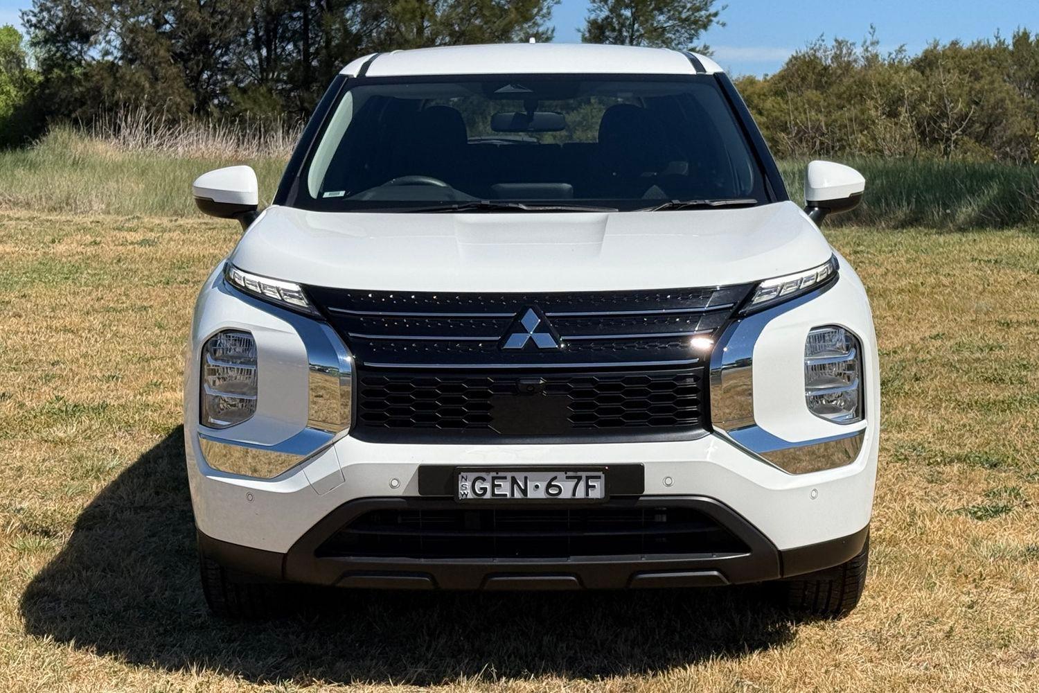 2024 Mitsubishi Outlander ES in White