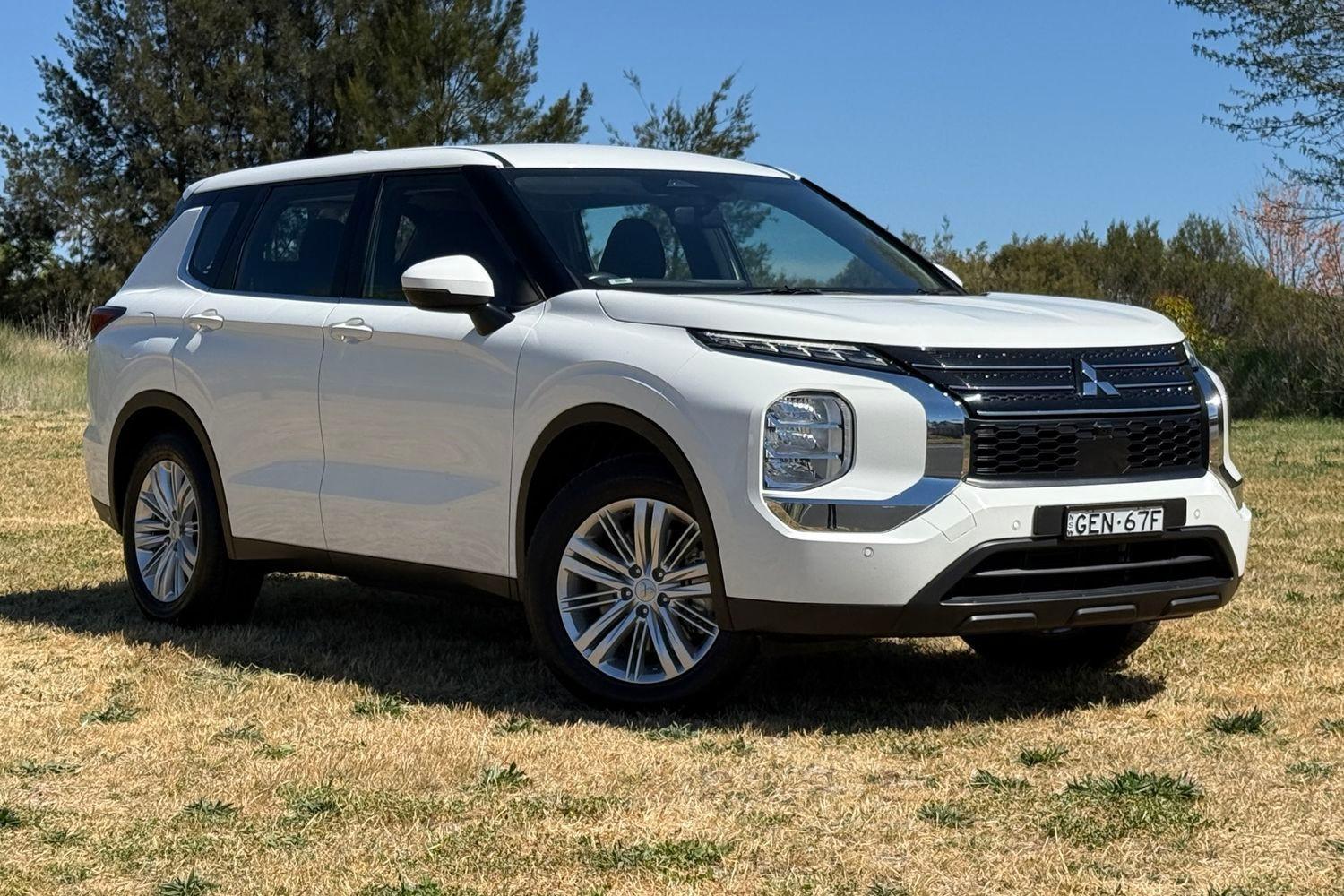 2024 Mitsubishi Outlander ES in White