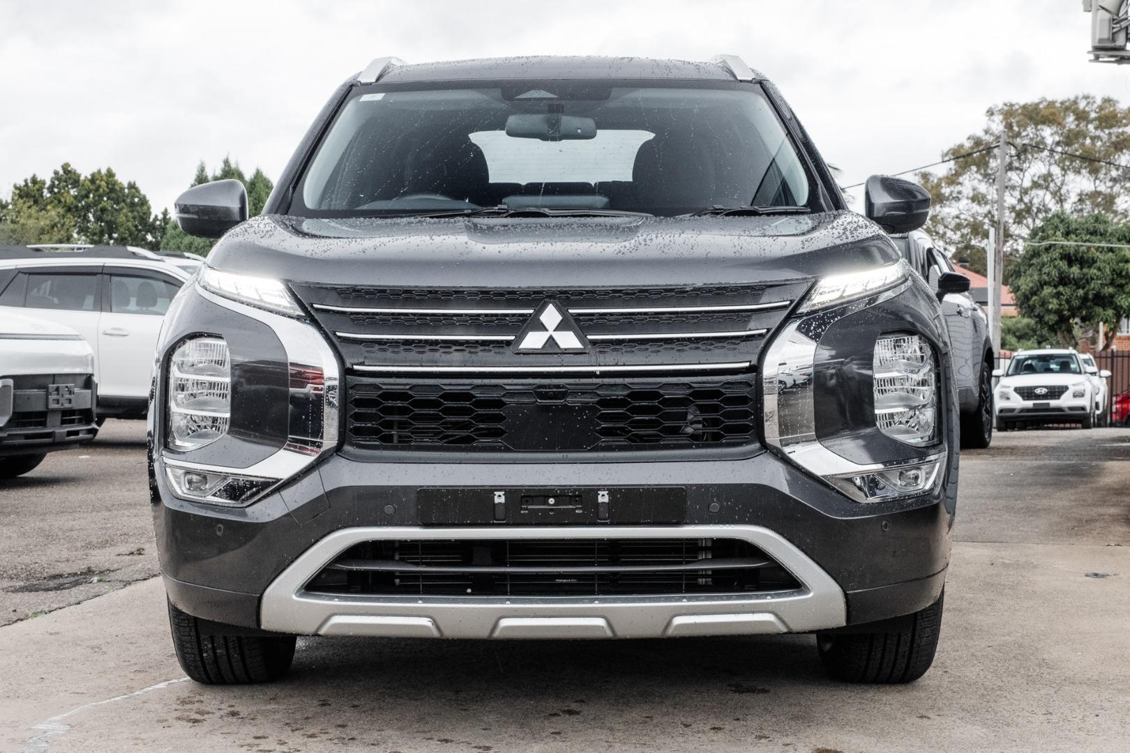 2024 Mitsubishi Outlander LS in Grey