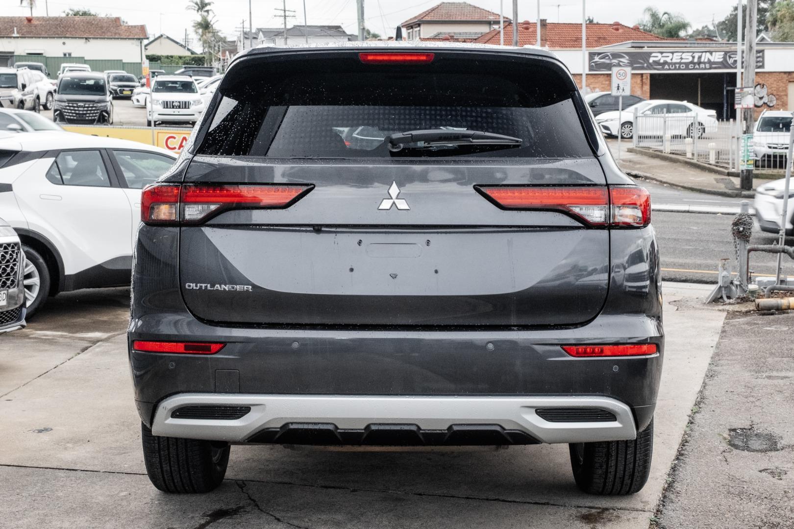 2024 Mitsubishi Outlander LS in Grey