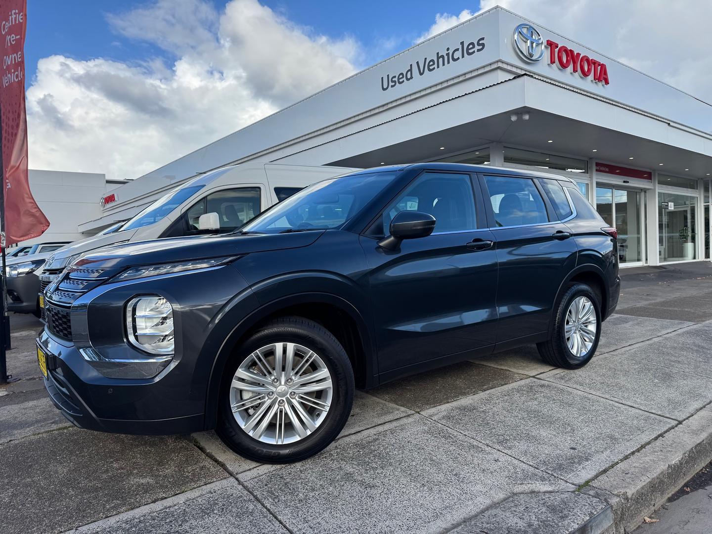2024 Mitsubishi Outlander ES in Grey