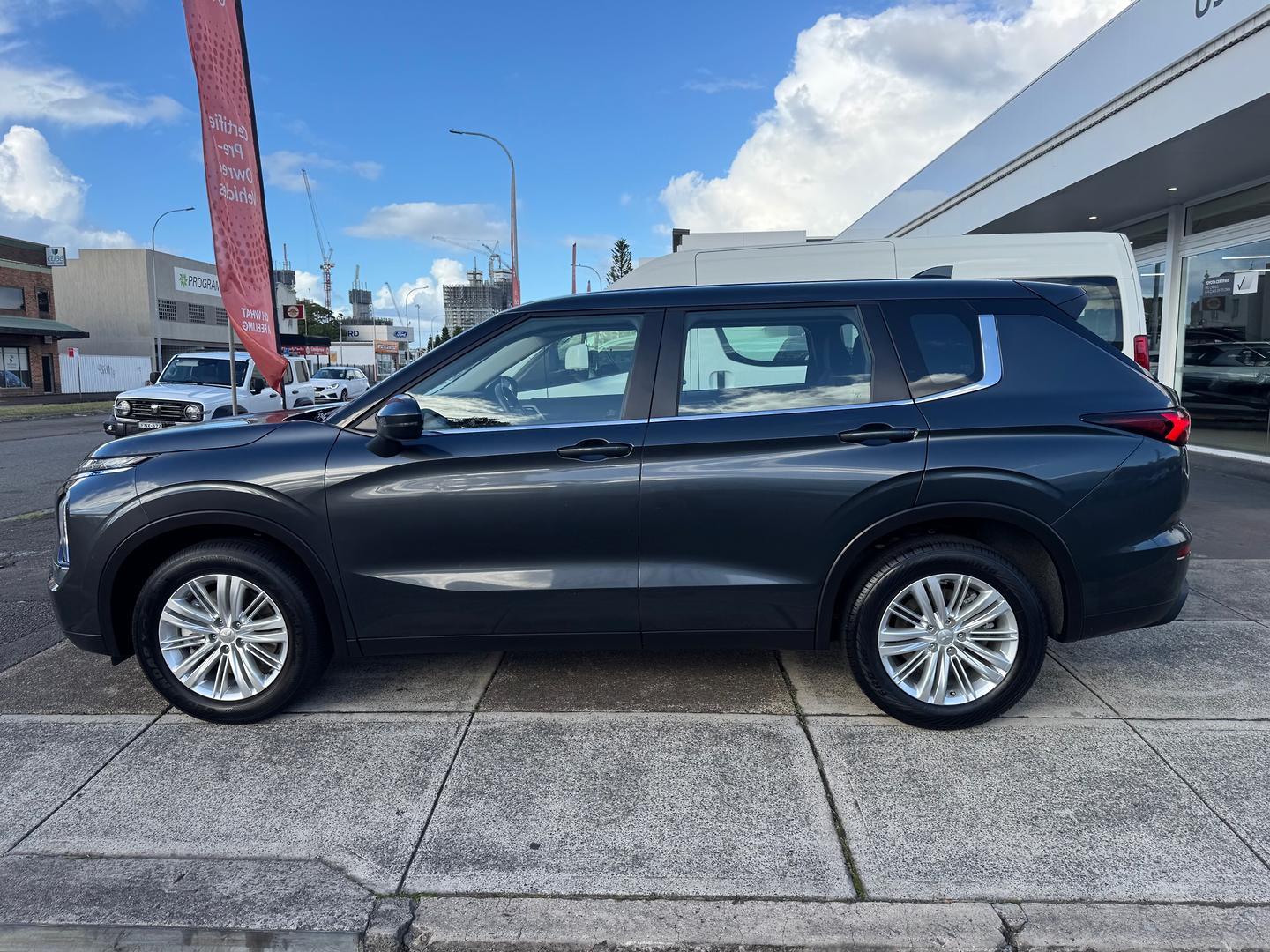 2024 Mitsubishi Outlander ES in Grey