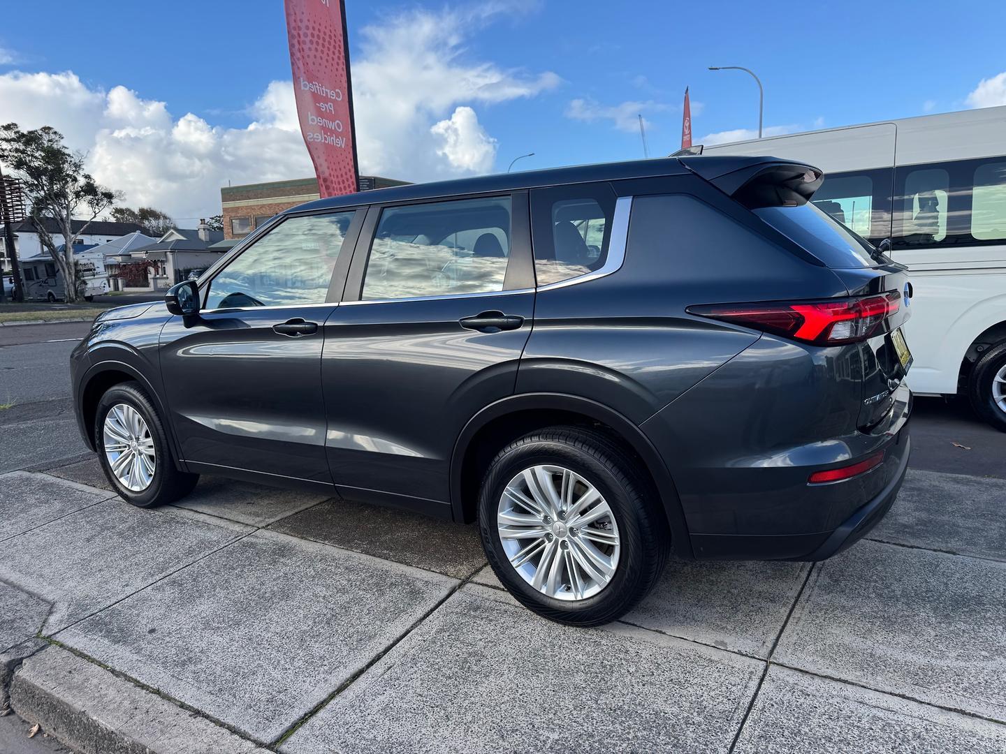 2024 Mitsubishi Outlander ES in Grey