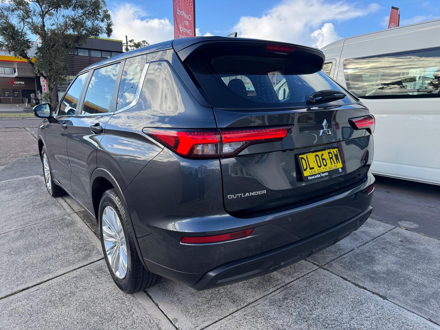 2024 Mitsubishi Outlander ES in Grey