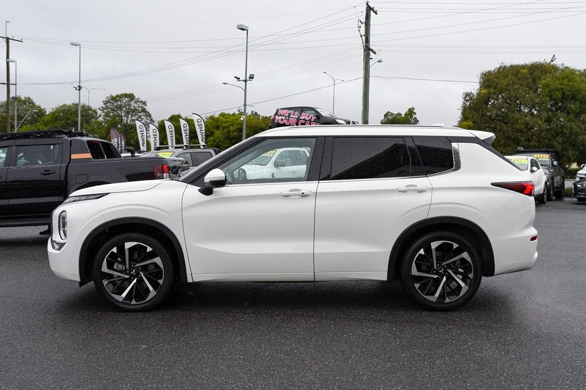 2024 Mitsubishi Outlander Exceed in White