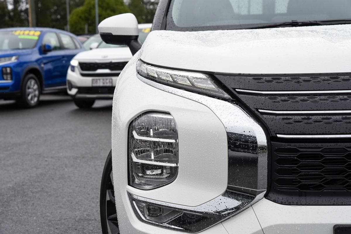 2024 Mitsubishi Outlander Exceed in White