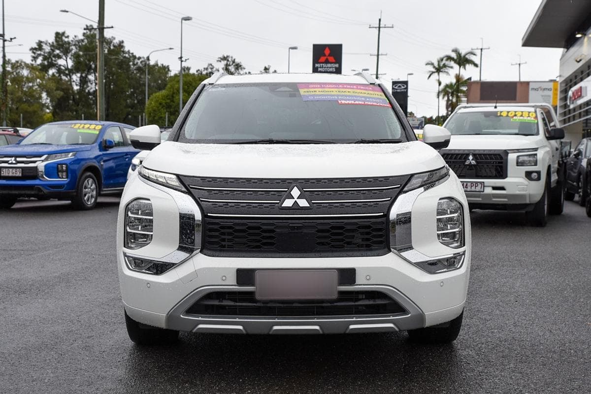 2024 Mitsubishi Outlander Exceed in White