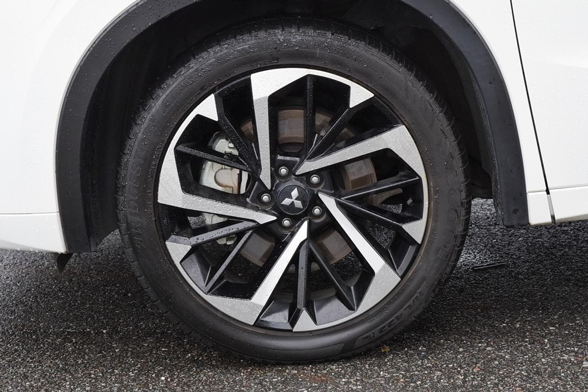 2024 Mitsubishi Outlander Exceed in White