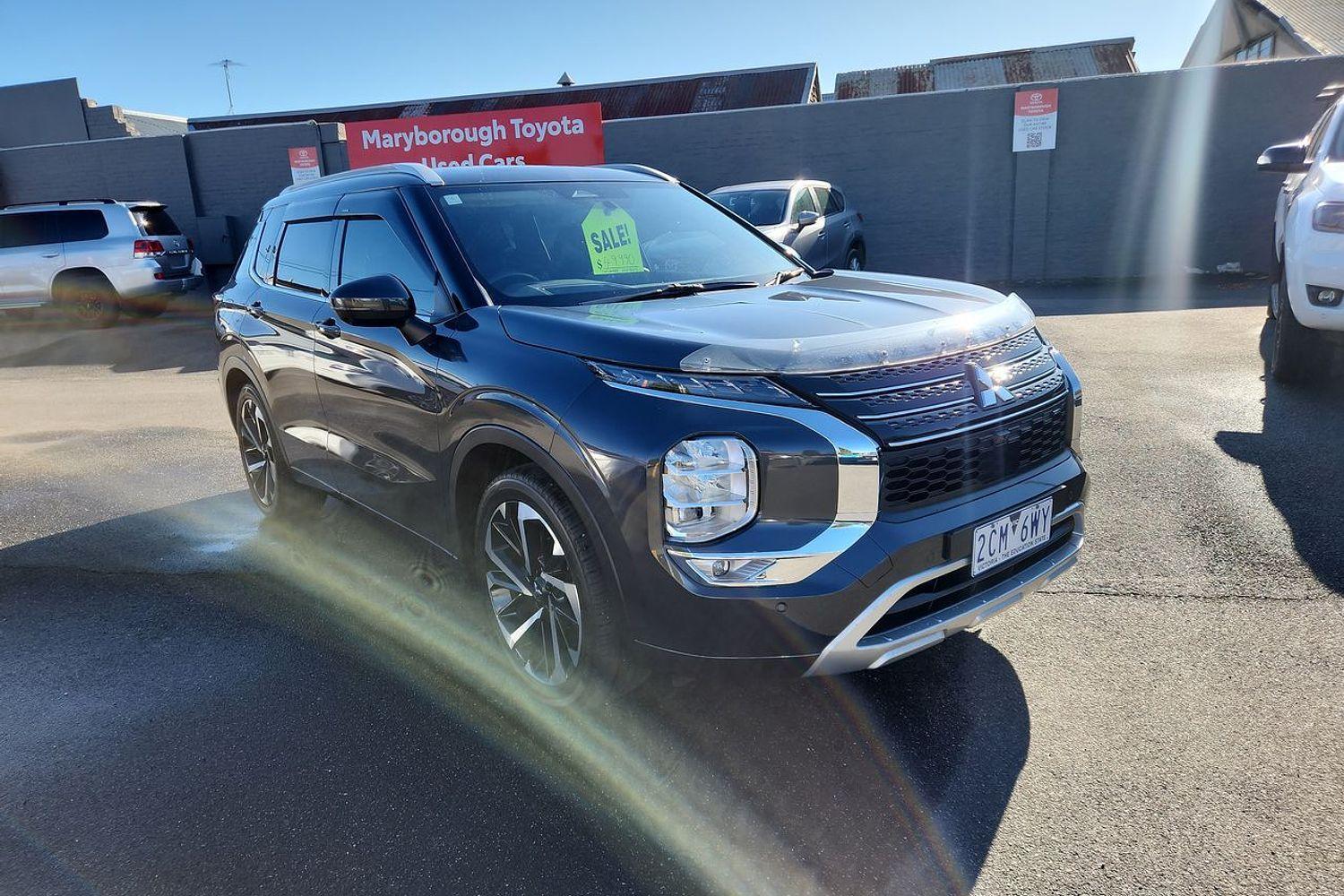2024 Mitsubishi Outlander Exceed in Grey
