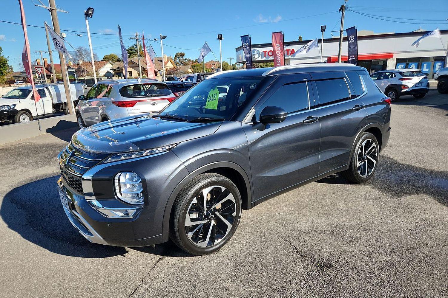 2024 Mitsubishi Outlander Exceed in Grey